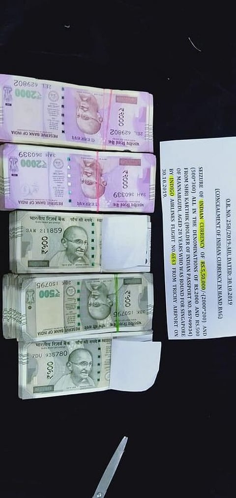 திருச்சி விமான நிலையத்தில் சுங்கத்துறையினரால் பறிமுதல் செய்யப்பட்ட பணத்தாள்கள்.