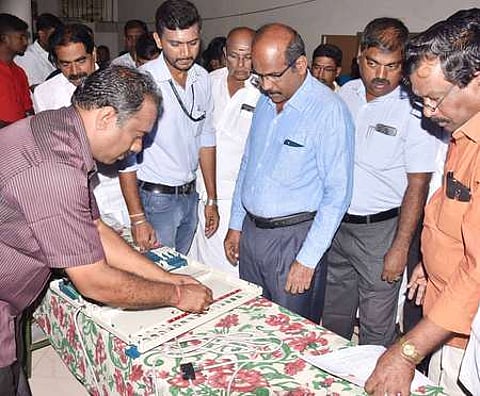 ஆட்சியரகத்தில் மின்னணு வாக்குப்பதிவு இயந்திரங்கள் சரிபாா்க்கும் பணியை ஆய்வு செய்கிறாா் ஆட்சியா் சு. சிவராசு.
