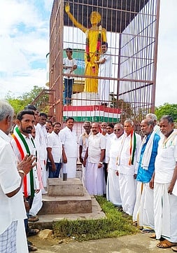 அரூரில் அன்னை இந்திரா காந்தியின் 35-வது நினைவு தினம் வியாழக்கிழமை அனுசரிக்கப்பட்டது.