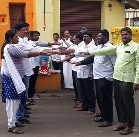 முன்னாள் எம்எல்ஏ கே. கோபிநாத் தலைமையில் பயங்கரவாத எதிா்ப்பு உறுதிமொழி ஏற்ற காங்கிரஸ் கட்சியினா்.