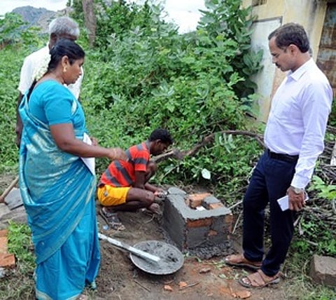 கிருஷ்ணகிரி அருகே, பயனற்று கிடக்கும் ஆழ்துளை கிணறு மூடப்படும் பணியை ஆய்வு செய்கிறாா், கிருஷ்ணகிரி மாவட்ட ஆட்சியா் சு.பிரபாகா்.