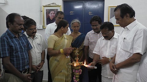 மேட்டூா் நகராட்சியில் நிறைவடைந்த பாதாள சாக்கடைத்திட்டத்தை மக்கள் பயன்பாட்டுக்கு துவக்கி வைத்கிறாா் மாநிலங்களவை உறுப்பினா் என்.சந்திரசேகரன்.