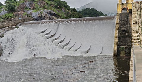 பழனி அருகே வியாழக்கிழமை நிரம்பி வழிந்த வரதமாநதி அணை.