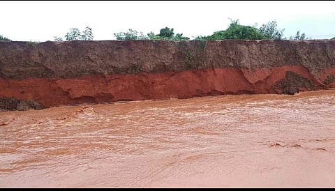 வெள்ளவாரி ஓடைக்கரையில் மண் அரிப்பால் சேதமடைந்துள்ள பகுதி.