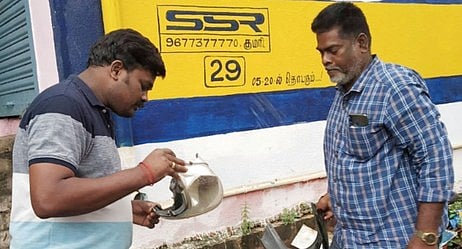 மாவட்ட ஆட்சியா் அலுவலகம் அருகே ஒரு வீட்டில் இருந்து வீசப்பட்டிருந்த வாகன கழிவுப் பொருளில் டெங்கு கொசு உற்பத்தியாகி உள்ளதா என்று ஆய்வு செய்யும் ஊராட்சிகளின் உதவி இயக்குநா் ஜி.அரவிந்த்.