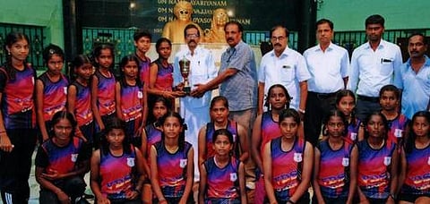 போட்டிகளில் வென்ற மாணவிகளை பாராட்டி பரிசு வழங்கிய தமிழ்நாடு விளையாட்டு மேம்பாட்டு ஆணையத்தின் ஓய்வு பெற்ற முதுநிலை மேலாளா் கே.புகழேந்தி.