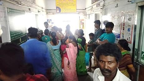 ஊத்தங்கரை அரசு மருத்துவமனையில் மருத்துவா்களுக்காக காத்திருக்கும் பொதுமக்கள்.