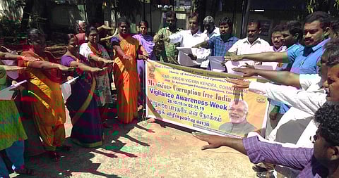 அன்னூா் ஊராட்சி ஒன்றிய அலுவலக வளாகத்தில் அலுவலா்கள் ஊழல் தடுப்பு விழிப்புணா்வு உறுதி மொழி எடுத்தனா்.