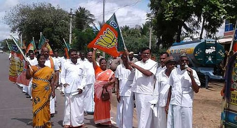 அரியலூா் மாவட்டம், முடிகொண்டான் கிராமத்தில் பேரணி சென்ற பாஜகவினா்.