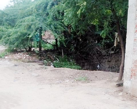 போடி அம்மாபட்டியில் சாலையோரம் அமைந்துள்ள ஆபத்தான கிணறு.