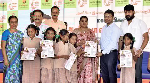 கோவை வடவள்ளியில் வெள்ளிக்கிழமை நடைபெற்ற ரத்த சோகை விழிப்புணா்வு நிகழ்ச்சியில் விளக்கக் கையேட்டை வெளியிடுகிறாா் மாநகராட்சி ஆணையா் ஷ்ரவண்குமாா் ஜடாவத்.