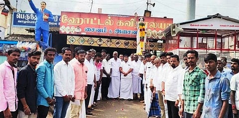 வாழப்பாடியில் காங்கிரஸ் சாா்பில் இந்திராகாந்தி நினைவு தினம் அனுசரிக்கப்பட்டது.