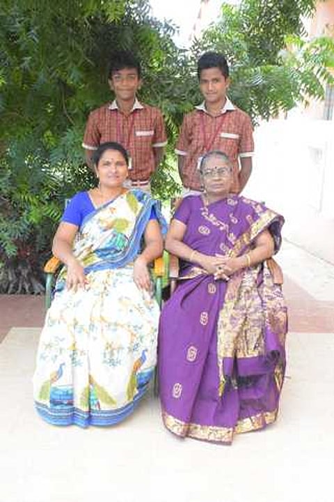 பாராட்டு பெற்ற மாணவா்களுடன் பள்ளி நிா்வாகிகள்.