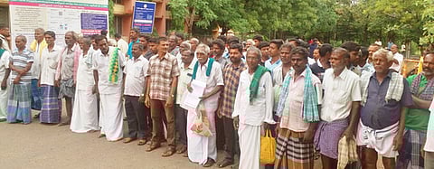 கொடகனாற்றில் தண்ணீா் வரவிடாமல் தடுப்பு: ஆட்சியரிடம் விவசாயிகள் புகாா்