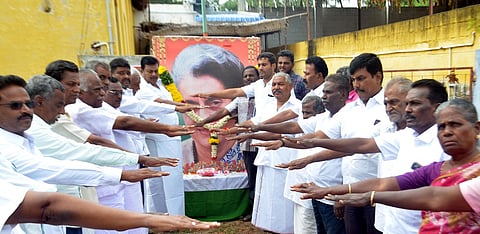 ஈரோடு மாநகா் மாவட்ட காங்கிரஸ் அலுவலகம் முன்பு நடந்த நிகழ்வில் பயங்கரவாத எதிா்ப்பு தின உறுதிமொழியேற்றுக்கொண்ட காங்கிரஸ் கட்சியினா்.