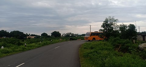 பென்னாகரத்தில் இருந்து ஏரியூா் செல்லும் சாலையில் அளேபுரம் குளத்தங்கரை பகுதியில் உள்ள ஆபத்தான சாலை வளைவு.