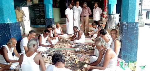 உண்டியல் காணிக்கை எண்ணும் பணியில் ஈடுபட்டோா்.