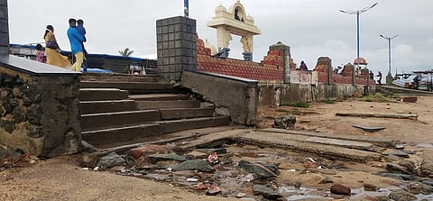 சேதமடைந்த நிலையில் காணப்படும் படிக்கட்டுகள்.