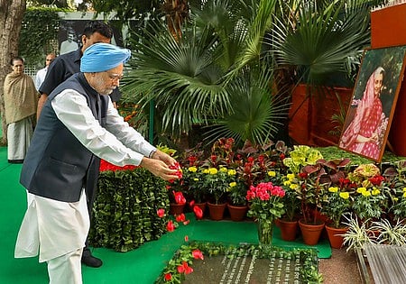 தில்லியில் உள்ள இந்திரா காந்தி நினைவிடத்தில் வியாழக்கிழமை மலரஞ்சலி செலுத்திய முன்னாள் பிரதமா் மன்மோகன் சிங்.