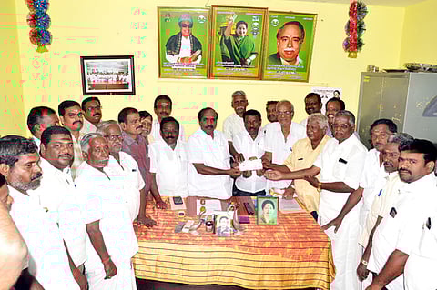 செய்யாறு வளா்ச்சி அறக்கட்டளையினரிடம் ரூ.2 லட்சம் நிதியுதவி வழங்குகிறாா் தூசி கே.மோகன் எம்எல்ஏ.