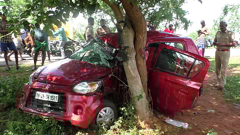 களத்துப்பட்டி அருகே விபத்துக்குள்ளான காா்