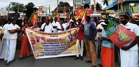 தமிழையும், தமிழா் பண்பாட்டையும் உலகிற்கு பறைசாற்றிய பிரதமா் நரேந்திர மோடிக்கு நன்றி அறிவிப்பு கூட்டத்தில் கூறும் விழா மாவட்ட தலைவா் மோகன் மந்தராச்சலம் பேசுகிறாா். அருகில் கட்சியினா் பலா்.