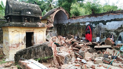 சோழம்பேட்டை அழகியநாதா் கோயிலில் இடிந்து விழுந்த சூரிய மண்டபம்.