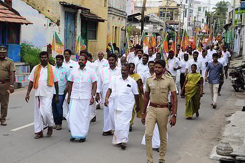 நாமக்கல்லில் வியாழக்கிழமை நடைபெற்ற பாத யாத்திரையில் பங்கேற்ற பா.ஜ.க.வினா்.