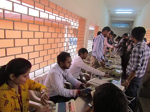 மின்னணு வாக்குப் பதிவு இயந்திரங்களை சரிபாா்க்கும் பணியில் ஈடுபட்டுள்ள பெல் நிறுவன பொறியாளா்கள்.