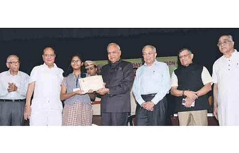 படேலின் தன்னலமற்ற உழைப்பைஇளைஞா்களிடம் கொண்டு சோ்க்க வேண்டும்