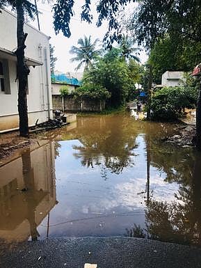 சீா்காழி கோவிந்தராஜ் நகரில் குடியிருப்புகளை சூழ்ந்துள்ள மழைநீா்.