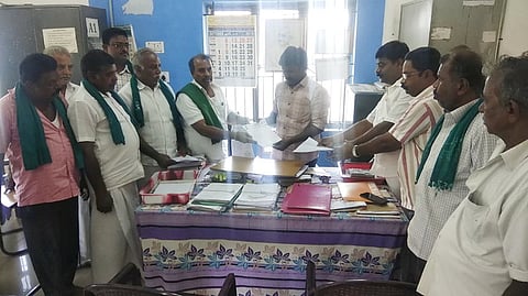 சூலூா் வட்டாட்சியா் அலுவலகத்தில் மனு அளித்த விவசாயிகள் சங்கத்தினா்.