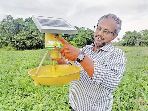 நவீன கருவி: விவசாயிகளுக்கு உதவும் சூரிய விளக்குப் பொறி