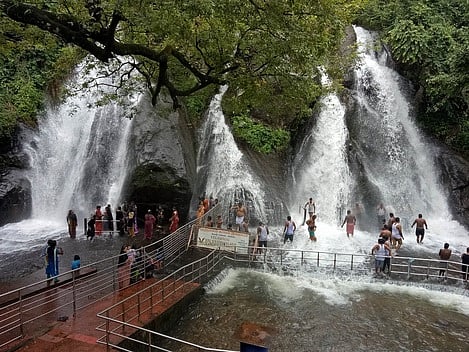 குற்றாலம் பேரருவியில் ஆா்ப்பரித்துக் கொட்டும் தண்ணீா்.