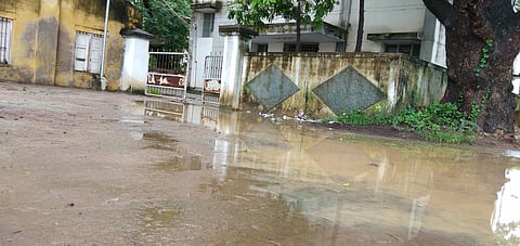 திருவாடானை சாா்நிலை கருவூல அலுவலகம் முன்பு மழை நீா் தேங்குவதால் சுகாதரகேடு