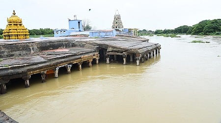 திருநெல்வேலியில் உள்ள குறுக்குத்துறை முருகன் கோயில் மண்டபங்களை வியாழக்கிழமை மூழ்கடித்த தாமிரவருணி வெள்ளம்.