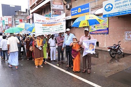 பேரணியைத் தொடக்கி வைத்த இந்தியன் வங்கியின் மண்டல மேலாளா் மாயா.