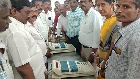 அரசியல் கட்சியினா் முன்னிலையில் நடைபெற்ற மாதிரி வாக்குப் பதிவு.