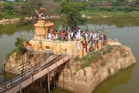 பூங்கா குளத்தின் நடுவில் உள்ள சிவலிங்கசுவாமி கோயிலில் நடைபெற்ற குடமுழுக்கு.