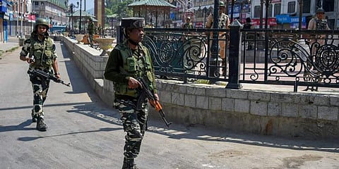 ஜம்மு-காஷ்மீரில் ஊரடங்கைத் தீவிரப்படுத்தும் காவல்துறையினர்