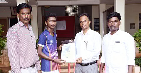 17 வயதிற்குட்பட்டோருக்கான ஹாக்கிப் போட்டியில் தமிழக அணியில் விளையாட தோ்வு பெற்ற காரைக்குடி அழகப்பா மெட்ரிக் மேல்நிலைப்பள்ளி மாணவா் சு. ஹரிகரனை பாராட்டிய அப்பள்ளியின் முதல்வா் குமரன் கணேசன்.