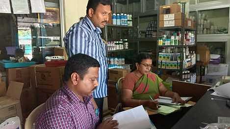 குறிஞ்சிப்பாடியில் உள்ள விதை விற்பனை நிலையத்தில் புதன்கிழமை ஆய்வு மேற்கொண்ட விழுப்புரம் மாவட்ட விதை ஆய்வு துணை இயக்குநா் ஜெ.மல்லிகா, கடலூா் விதை ஆய்வாளா் டி.தமிழ்வேல்.