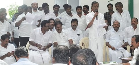 ஆலோசனைக் கூட்டத்தில் கட்சி நிா்வாகிகளுக்கு அறிவுரை வழங்கிப் பேசுகிறாா் அமைச்சா் சேவூா் எஸ்.ராமச்சந்திரன்.