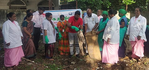 காஞ்சிபுரம் அரசு மருத்துவமனையை தூய்மைப் படுத்தும் பணியைத் தொடக்கி வைத்த சாா்-ஆட்சியா் எஸ்.சரவணன்.