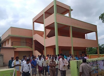 திருமண மண்டபத்தை பூட்டி சீல் வைத்த வட்டாட்சியா் முருகன் தலைமையிலான அதிகாரிகள்.