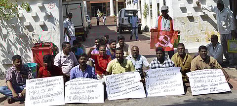 புதுச்சேரி அரசு பொது மருத்துவமனை முன் தா்னாவில் ஈடுபட்ட மாா்க்சிஸ்ட் கம்யூனிஸ்ட் கட்சியினா்.