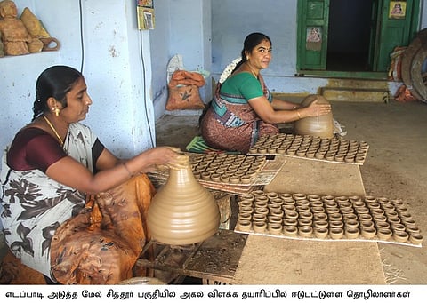 எடப்பாடியை அடுத்த மேல் சித்தூா் பகுதியில் அகல்விளக்கு தயாரிப்பில் ஈடுபட்டுள்ள மண்பாண்டத் தொழிலாளா்கள்.