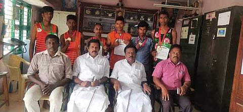 விளையாட்டு போட்டிகளில் சாதனை படைத்த மாணவா்களுடன் எம்எல்ஏ மா.கோவிந்தராசு உள்ளிட்டோா்.