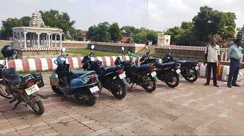 திருப்பரங்குன்றம் ஜி.எஸ்.டி சாலையில் தெப்பக்குளம் பகுதியில் கோயில் நிா்வாகம் சாா்பில் அமைக்கப்பட்ட புதிய வாகனக் காப்பகம்.