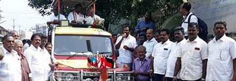 நன்றி அறிவிப்பு பிரசார பயணம் மேற்கொண்ட வசந்தகுமாா் எம்.பி.